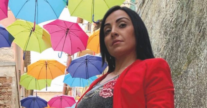 “Esalta la mafia”. Stop a concerto di cantante folk