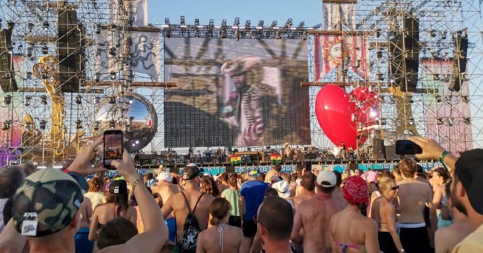 Spiagge, soldi, ambiente e insulti. Cosa c’è da sapere sul Jova Beach