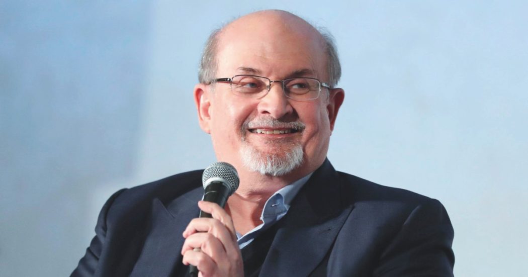 Salman Rushdie, l’autore de I versetti satanici ha perso un occhio e una mano dopo l’aggressione della scorsa estate a New York