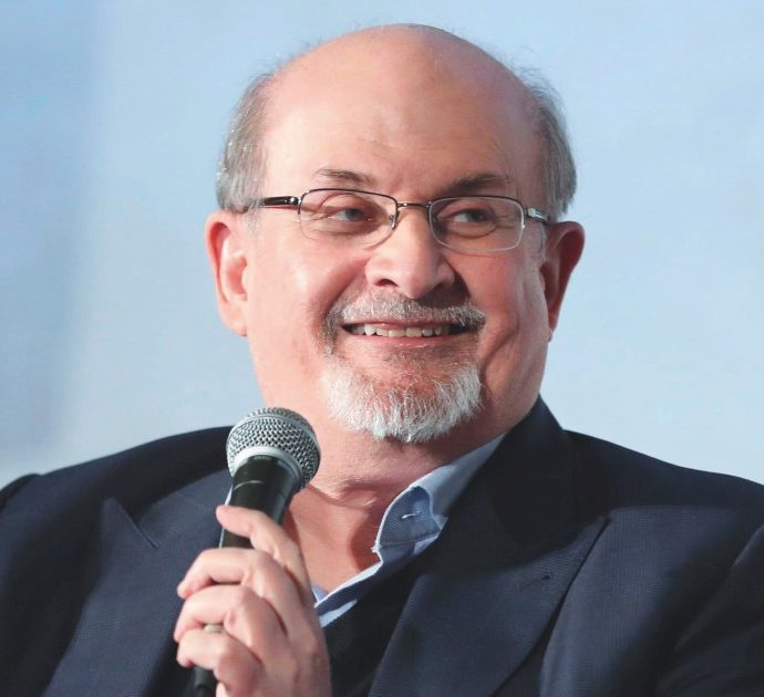Salman Rushdie: “Ora che sono quasi morto, tutti mi amano. È stata un’aggressione mostruosa”. Ecco la sua prima foto dopo l’agguato
