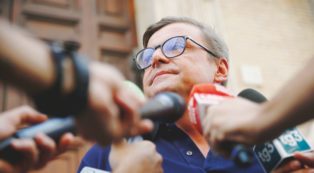 Copertina di Per Calenda il rigassificatore a Piombino è “fondamentale”. Ma nel 2016 ne bocciò uno a Trieste: “Non strategico”. E lo rivendica