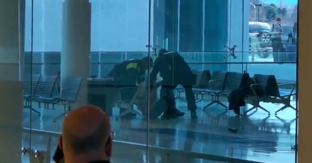 Australia, spari all’aeroporto di Canberra: terminal evacuato. In un video il momento dell’arresto