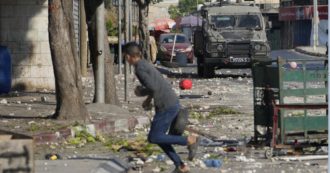 Copertina di Israele, spari contro un autobus. Un 26enne si è consegnato alla polizia. Ferita una donna incinta, morto il bambino