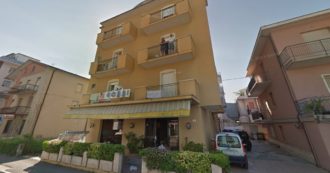 Copertina di Truffa Hotel Gobbi a Rimini, le avances su Whatsapp e le oltre 500 prenotazioni confermate con 40 camere disponibili: “Il rimborso? Venga in Irlanda con me”