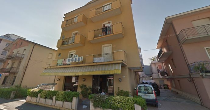 Truffa Hotel Gobbi a Rimini, le avances su Whatsapp e le oltre 500 prenotazioni confermate con 40 camere disponibili: “Il rimborso? Venga in Irlanda con me”