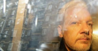 Copertina di Wikileaks, Julian Assange fa causa alla Cia: spiato e intercettato dall’intelligence americana. “Violato il diritto alla privacy”