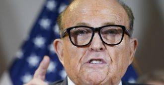 Copertina di Stati Uniti, Giuliani indagato in Georgia per interferenze sul voto. Trump contro agenti Fbi: “Hanno rubato i miei passaporti”