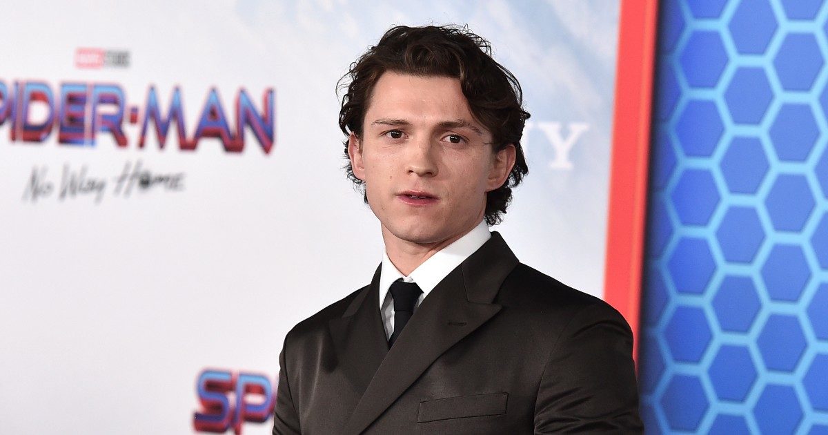 Tom Holland confessa: “Ero schiavo dell’alcol. L’unica cosa a cui riuscivo a pensare era bere qualcosa, mi sono davvero spaventato”