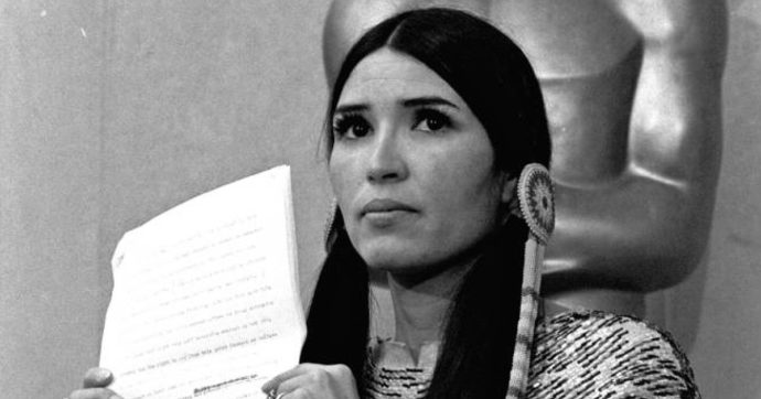 Oscar, l’Academy si scusa con la nativa americana Piccola Piuma che lesse la lettera di rifiuto del premio di Marlon Brando