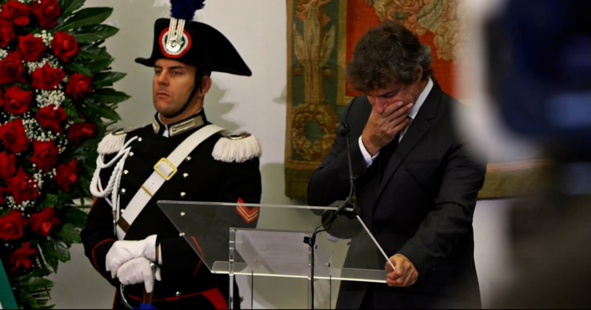 Funerali Piero Angela, la commozione del figlio Alberto e il lungo applauso della sala – video