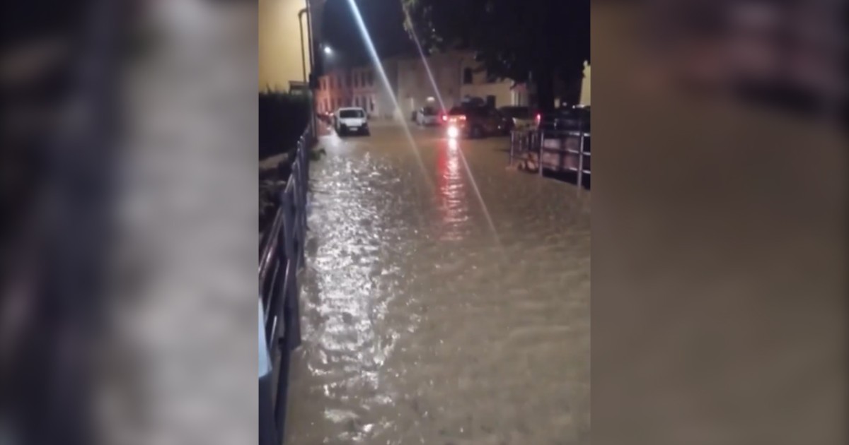 Nubifragio nel Fiorentino, le strade di Bagno a Ripoli invase da acqua e fango: le immagini