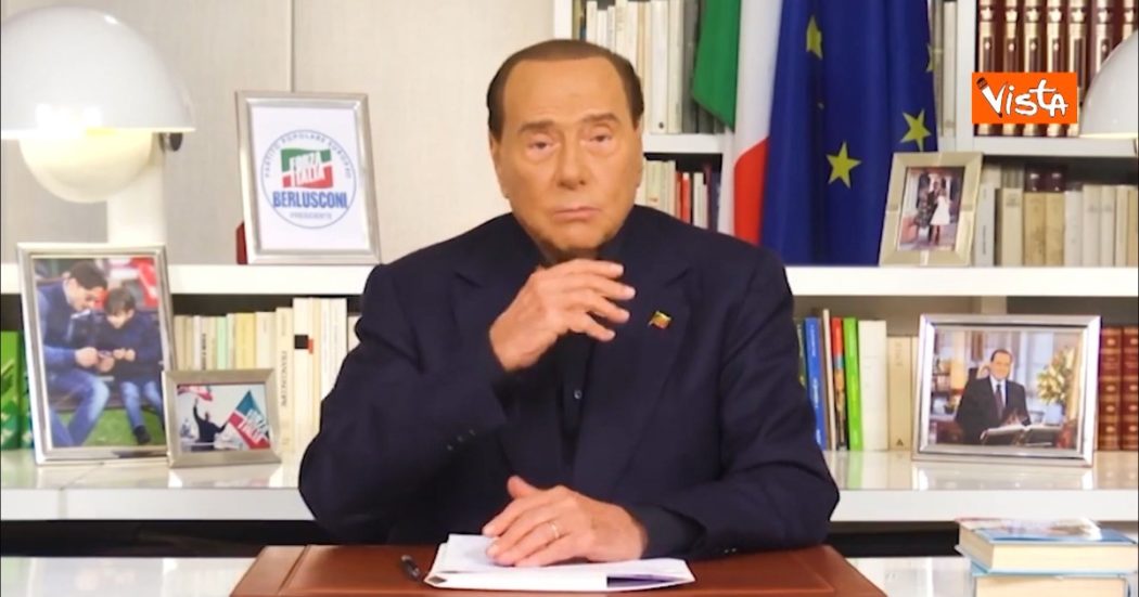 Elezioni, Berlusconi nello spot elettorale fa battute sul Partito Comunista – Video