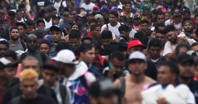 Usa, nuovo record di arresti al confine con il Messico: fermati più di 1,8 milioni di migranti