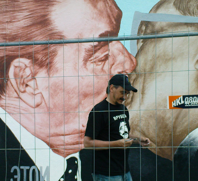 Dimitri Vrubel morto, addio allo street artist del “Bacio” sul Muro di Berlino tra Brezhnev e Honecker