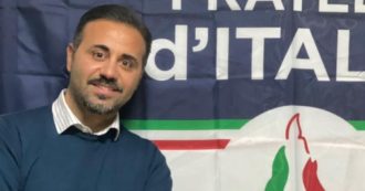 Copertina di Napoli, il consigliere comunale di FdI tira in ballo la Shoah per attaccare il Pd. Il partito lo sospende: “Richiami inammissibili”