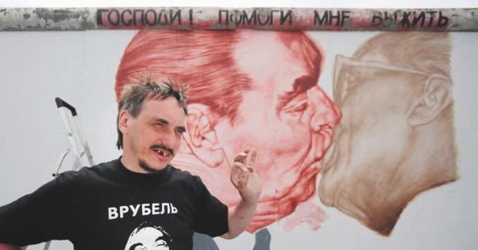 Copertina di Quel torrido bacio: il murale di Vrubel divenuto immortale