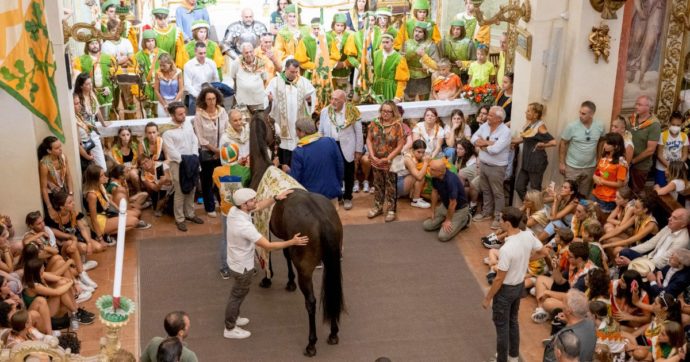 Copertina di Palio di Siena rinviato. Letta e Salvini a  casa