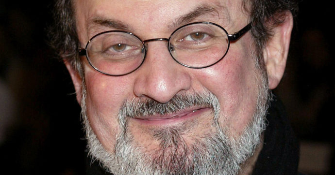 Salman Rushdie ha ripreso conoscenza: parla in “modo articolato” con gli investigatori