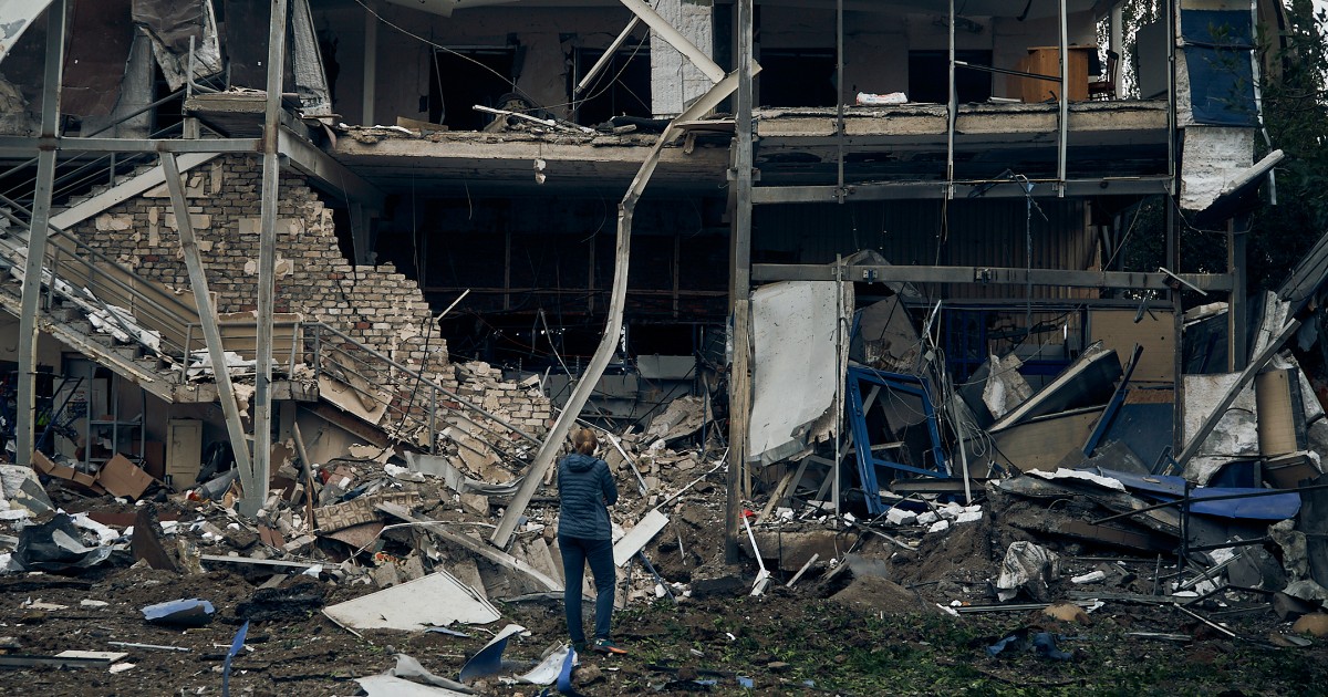Ucraina, nuovo bombardamento russo su Odessa. Nella notte missili su Kharkiv e Mykolaiv. Colpito l’edificio di un’ università