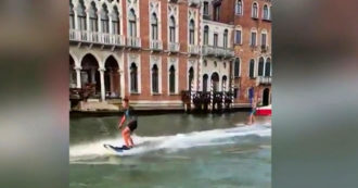 Copertina di Venezia, due giovani sugli sci d’acqua “a motore” nel Canal Grande: identificati. Brugnaro: “Imbecilli prepotenti” – Video