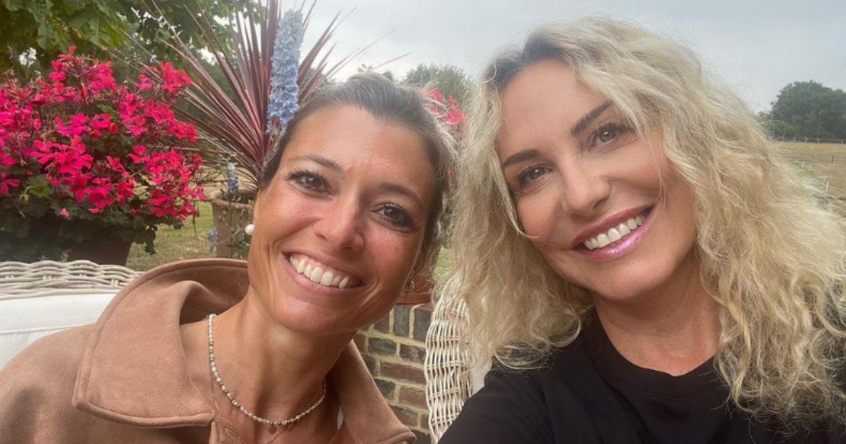 Antonella Clerici in vacanza con Carlotta Mantovan, la foto con la vedova di Frizzi commuove i fan