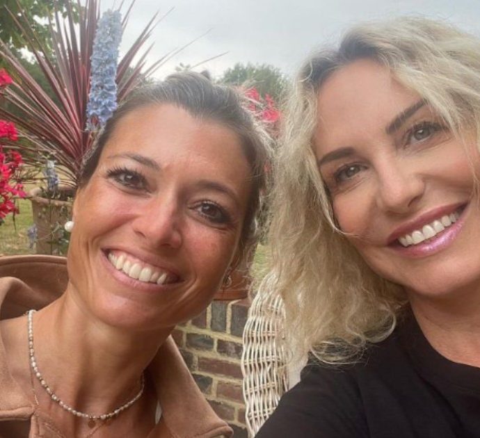 Antonella Clerici in vacanza con Carlotta Mantovan, la foto con la vedova di Frizzi commuove i fan