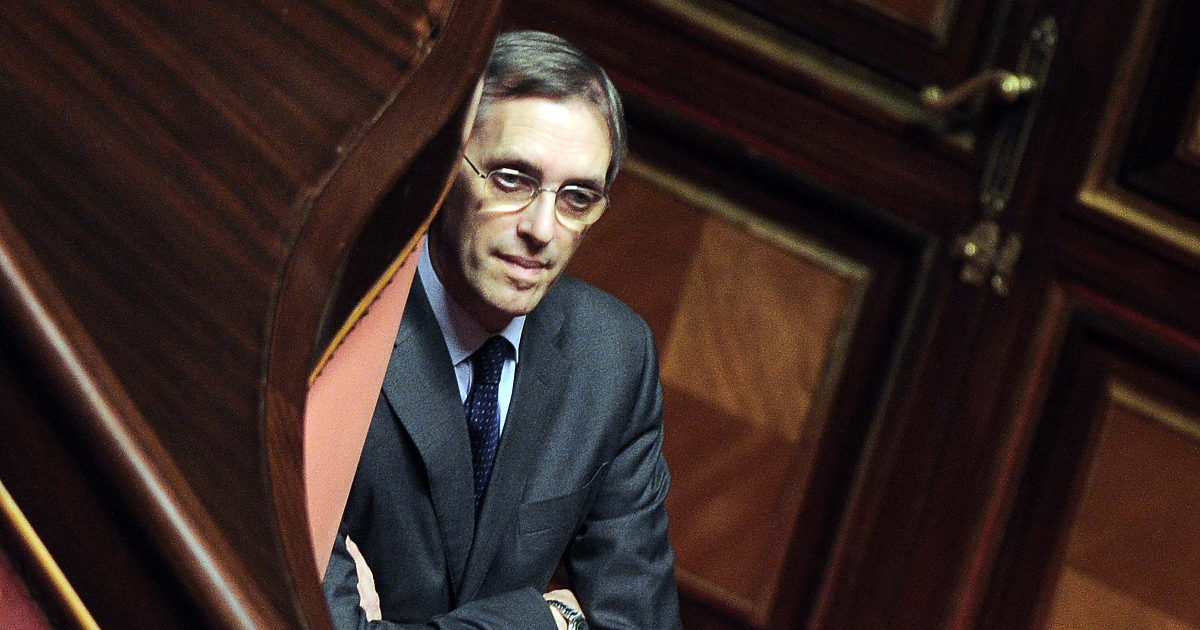 Morto Niccolò Ghedini, legale storico di Berlusconi. Leggi ad personam e battaglie contro i pm: chi era il pretoriano dell’uomo di Arcore