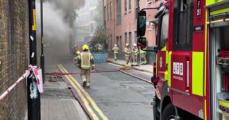 Copertina di Londra, grosso incendio tra London Bridge e Waterloo East: linee dei treni interrotte ed edifici evacuati