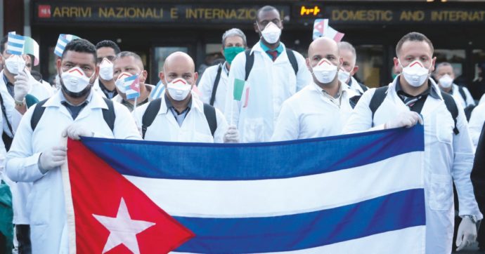 Copertina di Calabria, la sanità è al collasso: per salvarla la Regione ora “arruola” 497 medici cubani