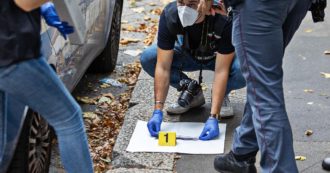 Copertina di Milano, 22enne accoltellata per strada da un uomo che aveva respinto: 36enne arrestato