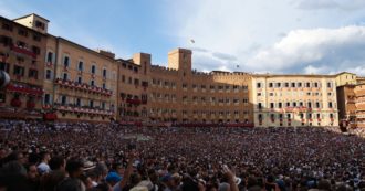 Copertina di Palio di Siena, vince la contrada del Leocorno: è la 30esima volta nella sua storia. Quarto successo consecutivo per il fantino Tittia