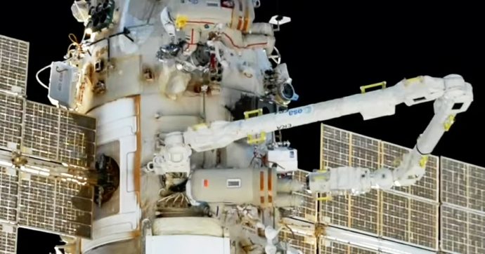 Passeggiata spaziale russa terminata in anticipo dopo un problema tecnico alla tuta di uno degli astronauti