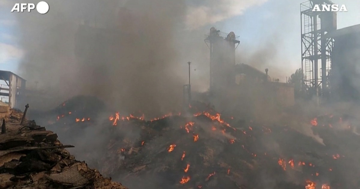 Ucraina, bombardamento russo nel Donetsk: in fiamme un magazzino di grano – Video