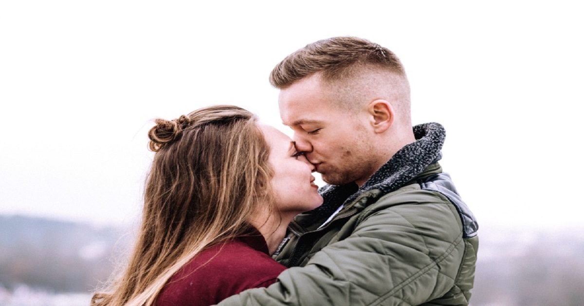 “Sono alto un metro e 67 cm e la mia ragazza ha pianto quando ha visto quanto fossi basso”: lo sfogo di un ragazzo contro le app di incontri che chiedono l’altezza