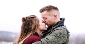 Copertina di “Sono alto un metro e 67 cm e la mia ragazza ha pianto quando ha visto quanto fossi basso”: lo sfogo di un ragazzo contro le app di incontri che chiedono l’altezza