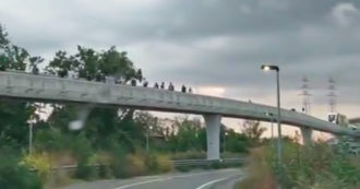 Copertina di Bologna, la navetta People Mover si ferma per un guasto: le persone a piedi lungo la monorotaia – Video