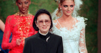 Copertina di È morta la stilista giapponese Hanae Mori, addio alla “Madame Butterfly” della moda che ha vestito Nancy Reagan e Grace Kelly