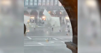 Copertina di Crisi climatica, le raffiche di vento mandano all’aria ombrelloni e tavoli in piazza San Marco a Venezia – Video