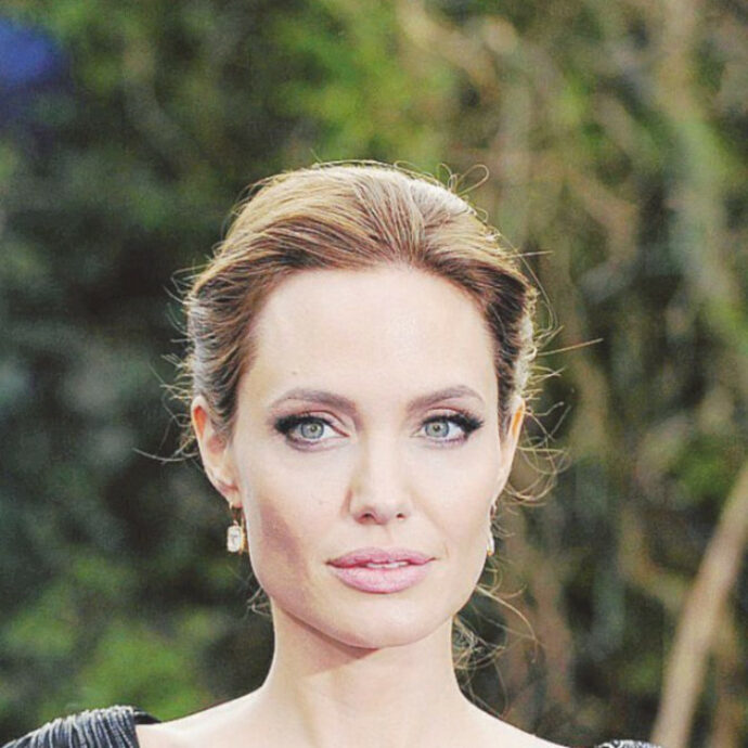 Angelina Jolie torna sugli abusi fisici subiti da Brad Pitt: “Sono iniziati molto prima del volo del 2016”