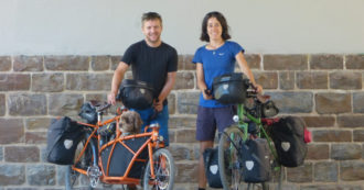 Copertina di Tracciano il record mondiale di disegno Gps in bici e pedalano per l’ambiente: “Diventi più vulnerabile quando non stai chiuso in auto”