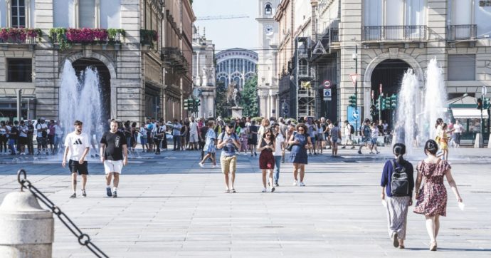 Copertina di Covid, la discesa dei casi torna a rallentare. Isolamenti in autunno, problema elettorale