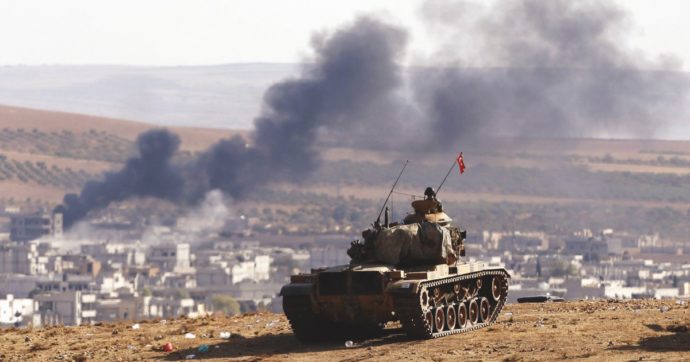 Il Sultano Erdogan fa il paciere a Leopoli ma tartassa  le forze curde a Kobane