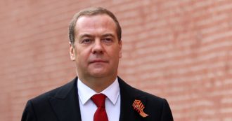 Copertina di Russia, Medvedev agli europei: “Alle urne punite i vostri politici o l’inverno sarà freddo”. Di Maio e Pd: “Ingerenza”. Conte: “Pericoloso”