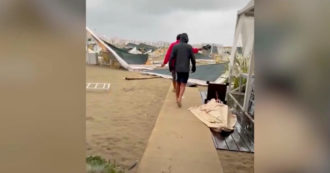 Copertina di Crisi climatica, in Versilia decine di stabilimenti colpiti dal nubifragio: i danni della tempesta sul litorale – Video