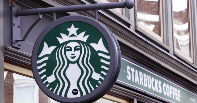 Usa, Starbucks obbligata a reintegrare lavoratori licenziati per sostegno al sindacato. La replica della catena: “Faremo ricorso”