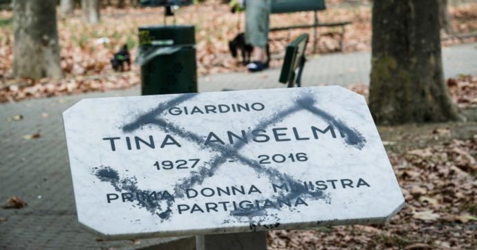 Torino, svastica con spray sulla lapide di Tina Anselmi. Anpi: “Atto vergognoso e vigliacco, la condanna sia unanime”