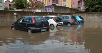 Copertina di Crisi climatica, a Ferrara in due giorni la metà della pioggia di tutto il 2021: strade allagate e auto intrappolate – Video