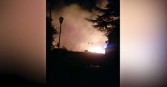 Copertina di Incendi a Palermo, ville e abitazioni minacciate dalle fiamme nella notte: residenti evacuati – Video