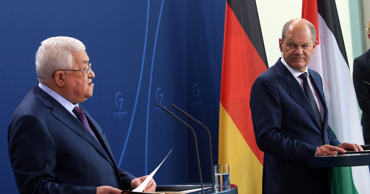 Polizia di Berlino apre indagine preliminare su Abu Mazen per le accuse di “Olocausto” a Israele: “Incitamento all’odio”