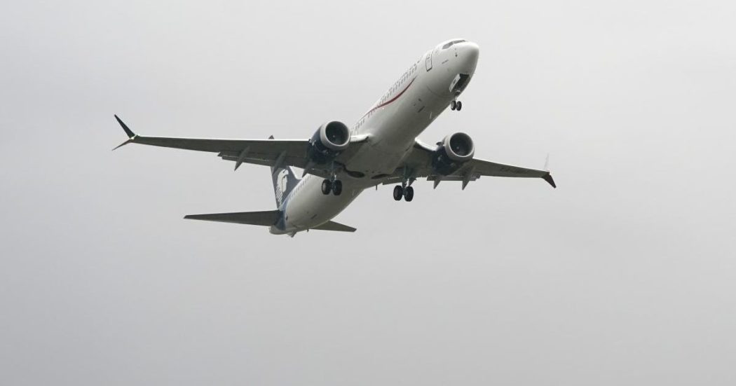 Addio alla “modalità aereo”? L’Ue dà un primo via libera alle telefonate in volo: “I passeggeri potranno usare il 5G”